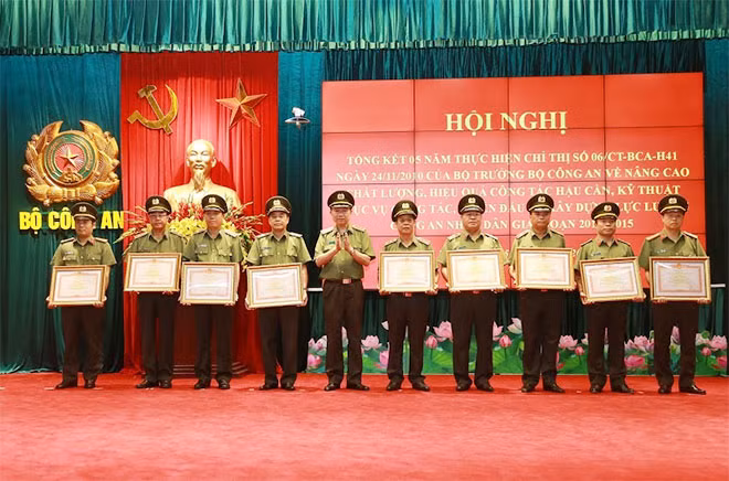 Thừa ủy quyền của Thủ tướng Chính phủ, Bộ trưởng Tô Lâm trao Bằng khen của Chính phủ cho các tập thể, cá nhân có thành tích xuất sắc.