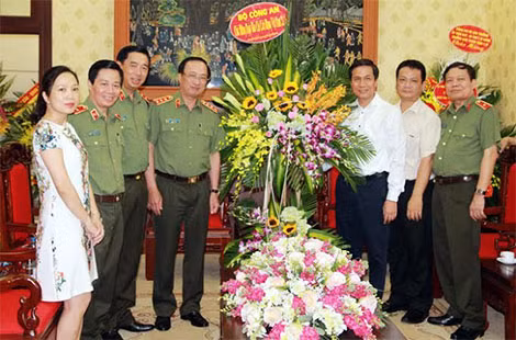 Thứ trưởng Nguyễn Văn Thành chúc mừng Báo Nhân dân, Hội Nhà báo Việt Nam, Thông tấn xã Việt Nam, Đài Tiếng nói Việt Nam, Báo Quân đội nhân dân, Trung tâm Phát Thanh-Truyền hình Quân đội nhân dân, Đài Truyền hình Việt Nam. Thứ trưởng Nguyễn Văn Thành chúc mừng Báo Nhân dân, Hội Nhà báo Việt Nam, Thông tấn xã Việt Nam, Đài Tiếng nói Việt Nam, Báo Quân đội nhân dân, Trung tâm Phát Thanh-Truyền hình Quân đội nhân dân, Đài Truyền hình Việt Nam.
