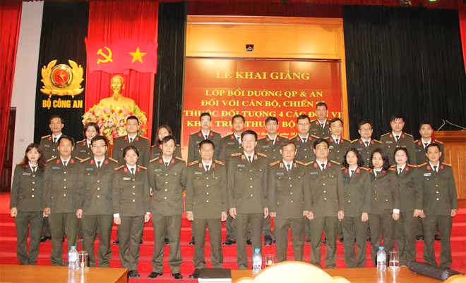 Các đại biểu tham dự lớp bồi dưỡng chụp ảnh lưu niệm với học viên.