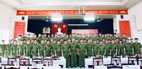 Trung tướng Nguyễn Công Sơn, Phó Tổng cục trưởng Tổng cục Cảnh sát với các đại biểu tham dự lớp tập huấn. Trung tướng Nguyễn Công Sơn, Phó Tổng cục trưởng Tổng cục Cảnh sát với các đại biểu tham dự lớp tập huấn.
