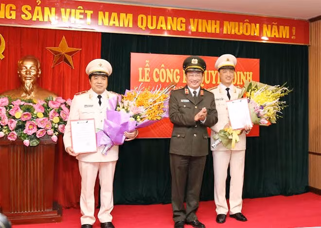 Thượng tướng Nguyễn Văn Thành, ủy viên Trung ương Đảng, Thứ trưởng Bộ Công an trao Quyết định và tặng hoa chúc mừng 02 đồng chí Phó Tổng cục trưởng Tổng cục Cảnh sát.
