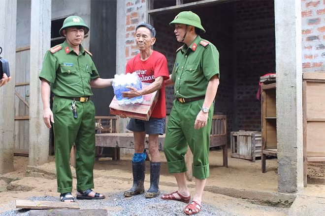 Công an huyện Bố Trạch trao hàng trăm thùng mì tôm, nước uống giúp người dân vùng lũ. Công an huyện Bố Trạch trao hàng trăm thùng mì tôm, nước uống giúp người dân vùng lũ.