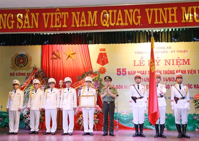 Bộ trưởng Tô Lâm trao Huân chương Bảo vệ Tổ quốc hạng Nhất cho Ban Giám đốc Bệnh viện 19-8.
