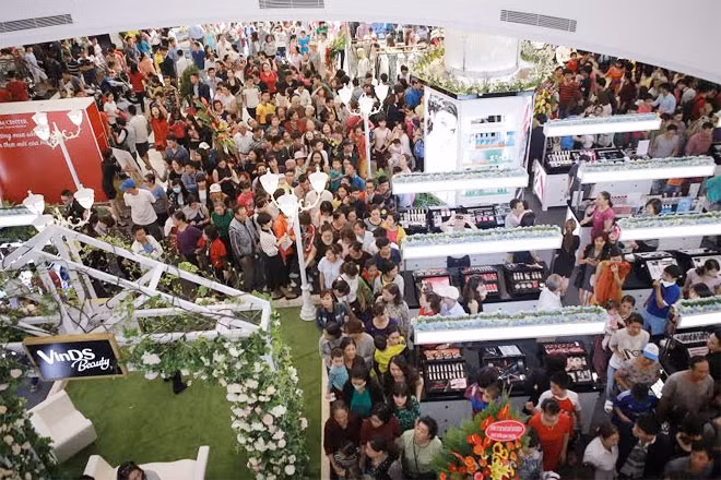 Thế giới mua sắm tại Vincom Center Phạm Ngọc Thạch có quy mô khoảng 100 gian hàng, từ thời trang, mỹ phẩm, trang sức & phụ kiện, nội thất…