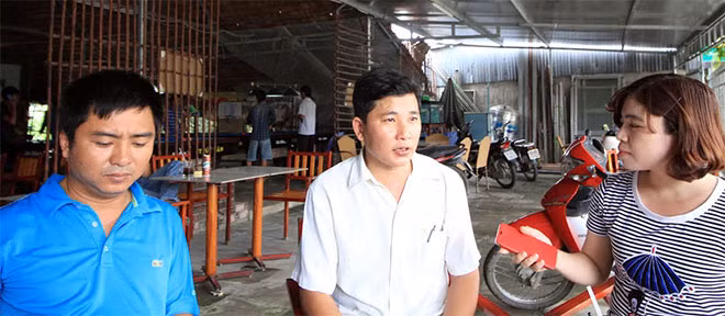 Lãnh đạo địa phương trao đổi với một số phóng viên vào ngày 23-10.