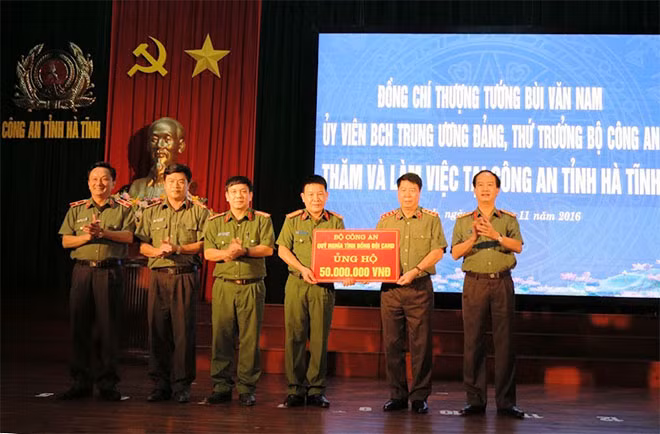 Bộ Công an ủng hộ cán bộ chiến sỹ Công an huyện Vũ Quang 50 triệu đồng.