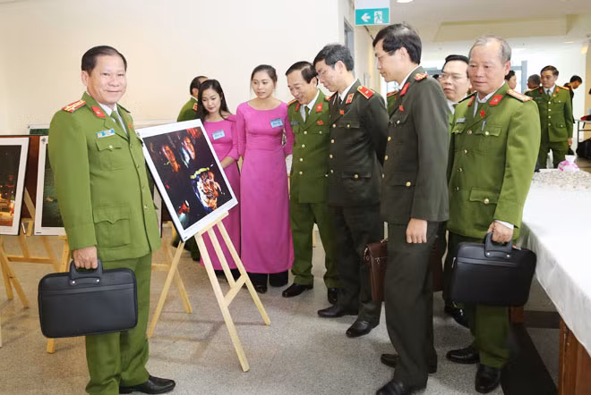 Các đại biểu dự Hội nghị Công an Toàn quốc lần thứ 72 tham quan ảnh trưng bày hoạt động của lực lượng CAND. Ảnh: A.Hiếu. Các đại biểu dự Hội nghị Công an Toàn quốc lần thứ 72 tham quan ảnh trưng bày hoạt động của lực lượng CAND. Ảnh: A.Hiếu.