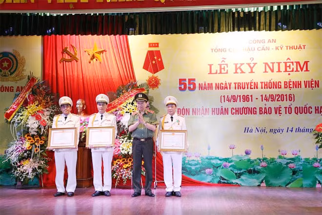 Bộ trưởng Tô Lâm trao Huân chương Bảo vệ Tổ quốc hạng ba cho Đại tá Phạm Quốc Cường, Phó Giám đốc Bệnh viện 19-8; trao Bằng khen của Thủ tướng Chính phủ cho Thiếu tướng Trần Văn Sáu, Giám đốc Bệnh viện 19-8 và Đại tá Trần Quốc Hùng, Phó Giám đốc Bệnh viện 19-8.