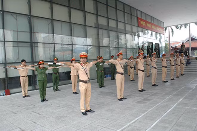Thực hành kỹ năng phân luồng giao thông.