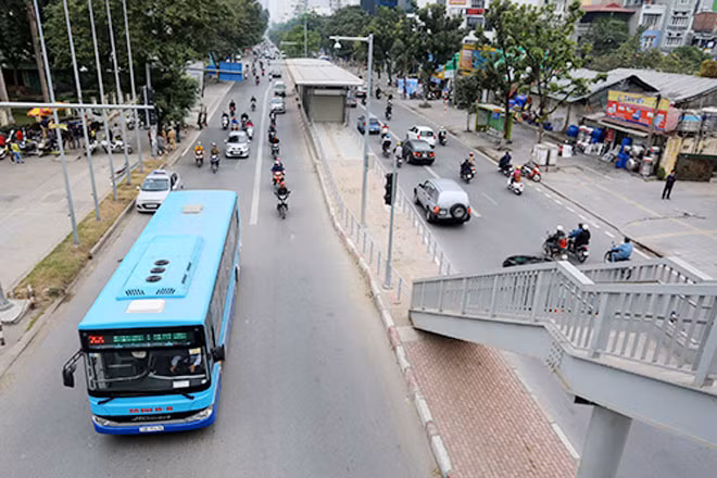 Xe buýt nhanh sẽ đón trả khách ở làn ngoài cùng, cạnh dải phân cách giữa, thay vì đón trả khách như xe buýt truyền thống hiện nay. Ảnh: Bá Đô.