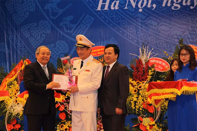 Đại diện HĐCDGSNN trao chứng nhận đạt tiêu chuẩn chức danh PGS cho các tân PGS thuộc lực lượng CAND. Đại diện HĐCDGSNN trao chứng nhận đạt tiêu chuẩn chức danh PGS cho các tân PGS thuộc lực lượng CAND.