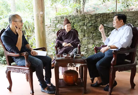 Thượng tọa Thích Thanh Quyết (giữa), Tiến sĩ Lê Kiên Thành (phải) cùng nhà báo Phan Đăng trong cuộc trò chuyện.