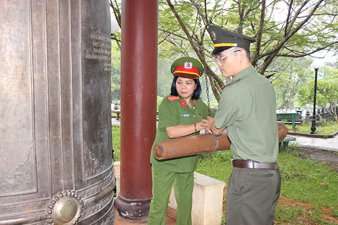 Chủ tịch và Phó Chủ tịch Công đoàn Tổng cục Chính trị CAND thỉnh chuông tại Nghĩa trang Liệt sĩ Trường Sơn.
