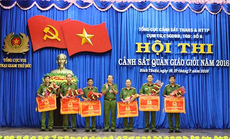 Đại tá Trần Hữu Thông trao cờ lưu niệm cho các đơn vị dự Hội thi. Đại tá Trần Hữu Thông trao cờ lưu niệm cho các đơn vị dự Hội thi.