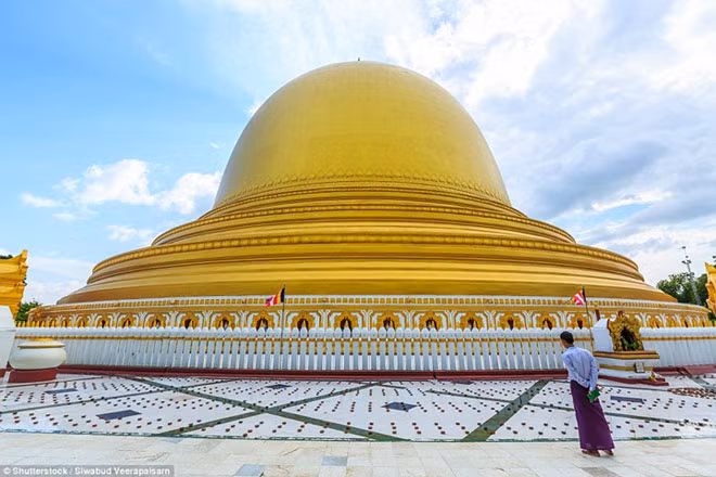Chùa Kaunghmudaw ở Sagaing, Myanmar: Ngôi chùa này được xây dựng bởi vua Thalun và con trai của ông vào năm 1636. Mái vòm của chùa liên tục được sơn màu trắng để biểu thị độ tinh khiết nhưng hiện nay nó được mạ vàng. Chùa Kaunghmudaw ở Sagaing, Myanmar: Ngôi chùa này được xây dựng bởi vua Thalun và con trai của ông vào năm 1636. Mái vòm của chùa liên tục được sơn màu trắng để biểu thị độ tinh khiết nhưng hiện nay nó được mạ vàng.