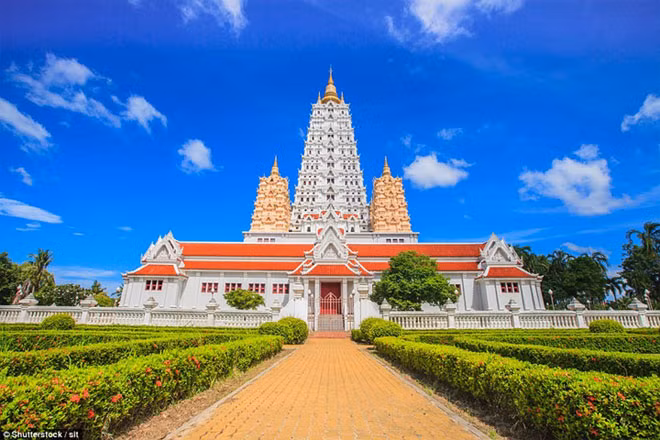 Nổi bật trên nền trời trong xanh, ngôi chùa này ở Thái Lan là một tòa nhà hùng vĩ trông gần giống như một pháo đài. Nổi bật trên nền trời trong xanh, ngôi chùa này ở Thái Lan là một tòa nhà hùng vĩ trông gần giống như một pháo đài.
