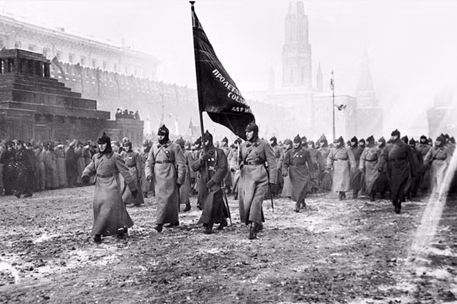 Lễ diễu binh kỉ niệm 10 năm cuộc Cách mạng Tháng 10 vào năm 1927, 3 năm sau khi Lê Nin mất.