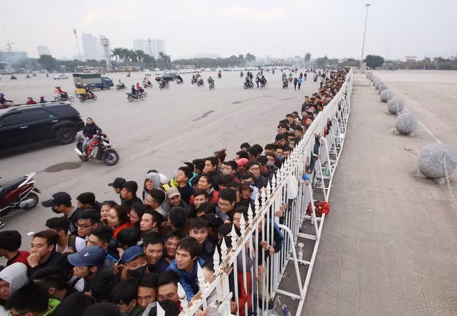 Tình trạng chen lấn lộn xộn bắt đầu diễn ra khi đến giờ mở cửa bán vé.