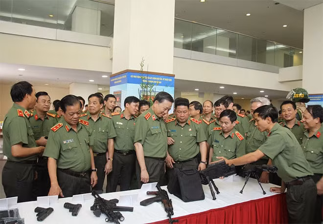 Bộ trưởng Tô Lâm và các đại biểu thăm quan gian trưng bày các trang thiết bị hậu cần, kỹ thuật phục vụ công tác, chiến đấu.