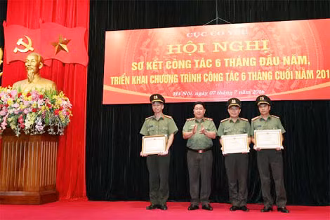 Thứ trưởng Bùi Văn Thành trao thưởng cho các tập thể có thành tích xuất sắc.