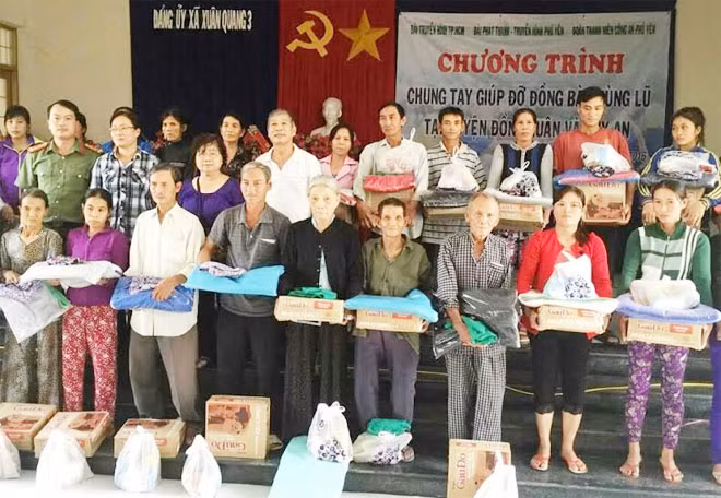 Trao tặng quà cho đồng bào ở các xã Xuân Quang 1, Xuân Quang 3, Xuân Phước – huyện Đồng Xuân; An Nghiệp, An Dân – huyện Tuy An.