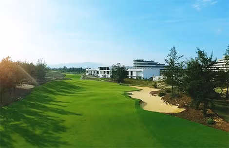 Một drive hướng rừng dương của FLC Quy Nhơn Golf Links. Một drive hướng rừng dương của FLC Quy Nhơn Golf Links.