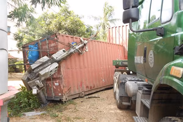 Thùng container trên rơ-moóc BKS 76R-001.73 của xe container BKS 76C-066.48 rơi xuống đất, đập gãy trụ điện bên đường. Thùng container trên rơ-moóc BKS 76R-001.73 của xe container BKS 76C-066.48 rơi xuống đất, đập gãy trụ điện bên đường.