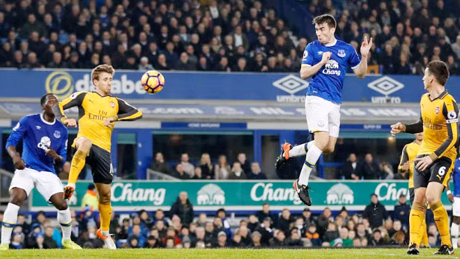 Arsenal (trái) đã bị đánh bại bởi những cú đánh đầu vô cùng thoải mái của Everton.