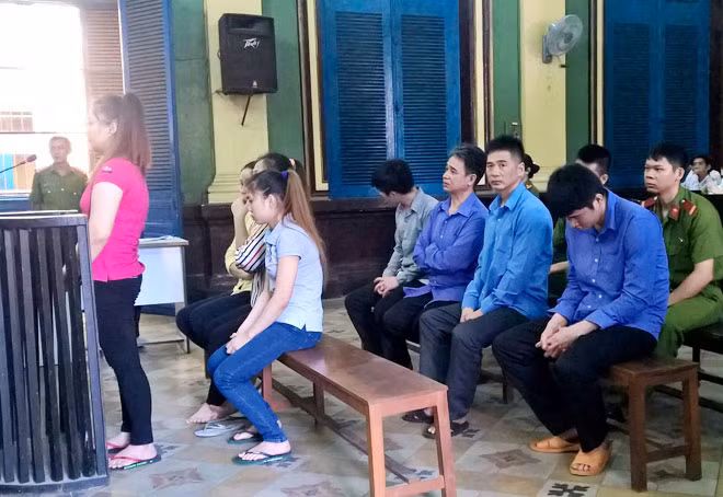 Băng nhóm nữ quái tại phiên tòa.