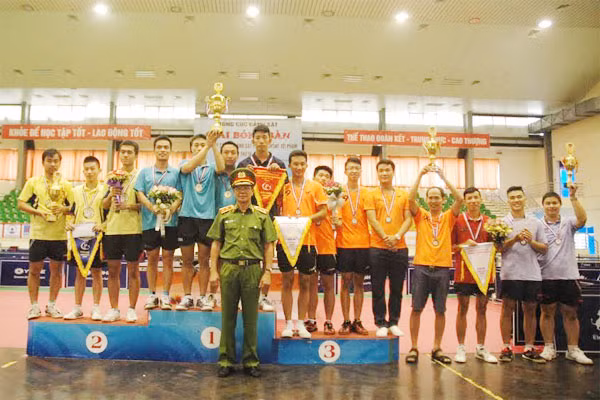 Trung tướng Phan Văn Vĩnh trao Cup và huy chương cho các VĐV của CLB đoạt giải Nhất, Nhì, Ba nội dung đồng đội.