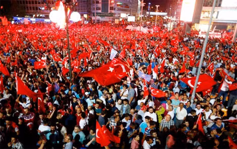 Người ủng hộ tổng thống tụ tập bên ngoài toà nhà quốc hội ở Ankara.