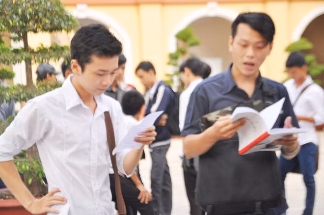 Thí sinh tại điểm thi Đại học Sài Gòn trong kì thi THPT quốc gia năm 2015-2016. Thí sinh tại điểm thi Đại học Sài Gòn trong kì thi THPT quốc gia năm 2015-2016.
