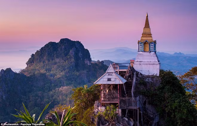 Chùa ở Lampang ở Thái Lan, dù không được trang trí công phu, nhưng vẫn có tên trong danh sách nhờ cảnh quan tuyệt đẹp xung quanh. Chùa ở Lampang ở Thái Lan, dù không được trang trí công phu, nhưng vẫn có tên trong danh sách nhờ cảnh quan tuyệt đẹp xung quanh.