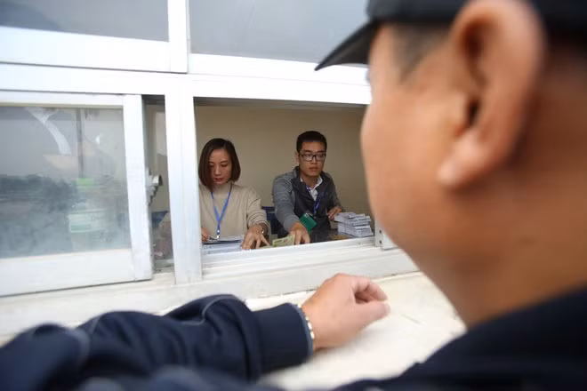 Ban tổ chức phát tích-kê tại các cửa vào mua vé theo đợt, mỗi đợt 10 người, một người được một tích kê, mỗi tích kê mua được bốn vé. Vé có bốn mệnh giá gốc, gồm 150.000 đồng, 250.000 đồng, 300.000 đồng và 400.000 đồng một vé, tùy theo từng khu vực trên khán đài sân Mỹ Đình.