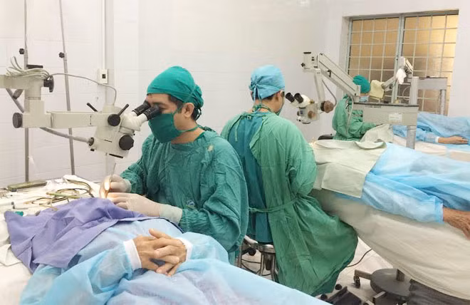 Phẫu thuật mắt cho các bệnh nhân nghèo. Phẫu thuật mắt cho các bệnh nhân nghèo.