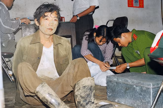 Các trinh sát ma túy Công an tỉnh Điện Biên bắt giữ đối tượng Vừ A Tú.