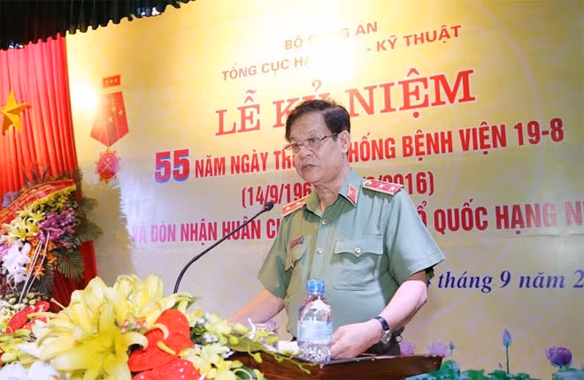 Trung tướng Lê Văn Minh trình bày diễn văn ôn lại truyền thống của Bệnh viện 19-8.