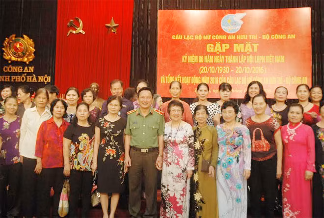 Thiếu tướng Nguyễn Quang Chữ, Phó Tổng cục trưởng Tổng cục Chính trị CAND cùng các hội viên CLB nữ Công an hưu trí tại buổi Gặp mặt.