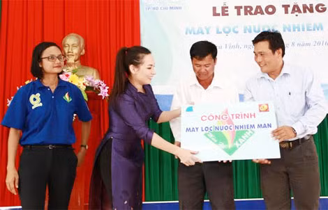 Phi Nhung trao tặng tượng trưng máy lọc nước cho đại diện UBND xã Hiệp Thạnh.