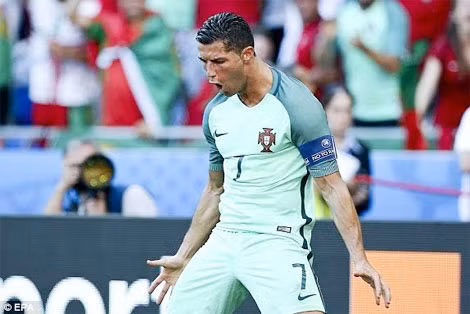 Ronaldo ăn mừng sau khi ghi bàn với lưới đội tuyển Hungary.