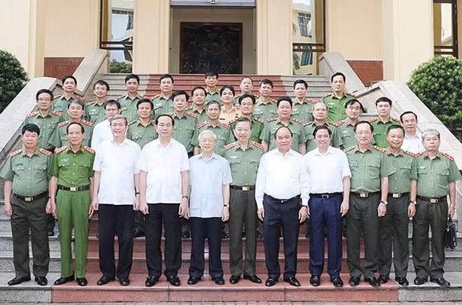 Các lãnh đạo Đảng, Nhà nước chụp ảnh chung với các đại biểu. Các lãnh đạo Đảng, Nhà nước chụp ảnh chung với các đại biểu.