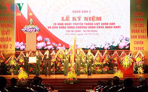 Chủ tịch nước Trần Đại Quang trao Huân chương Quân công hạng nhất cho lực lượng vũ trang Quân khu 2.