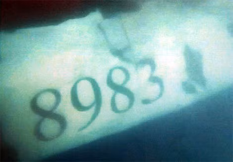 Mảnh vỡ có số hiệu 8983 được tìm thấy dưới đáy biển.