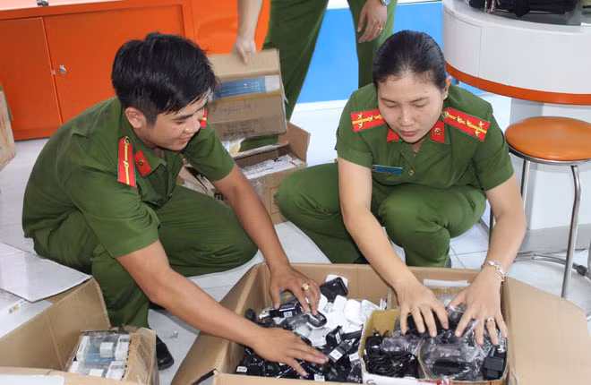 Công an quận Ninh Kiều (Cần Thơ) thu giữ số lượng lớn linh kiện và điện thoại di động không rõ nguồn gốc tại một cửa hàng trên địa bàn phường Xuân Khánh vào ngày 26-12.