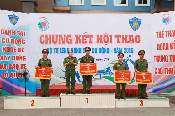 Cục trưởng Cục Hậu cần – Kỹ thuật Nguyễn Quốc Đoàn trao giải đồng đội cờ tướng. Cục trưởng Cục Hậu cần – Kỹ thuật Nguyễn Quốc Đoàn trao giải đồng đội cờ tướng.