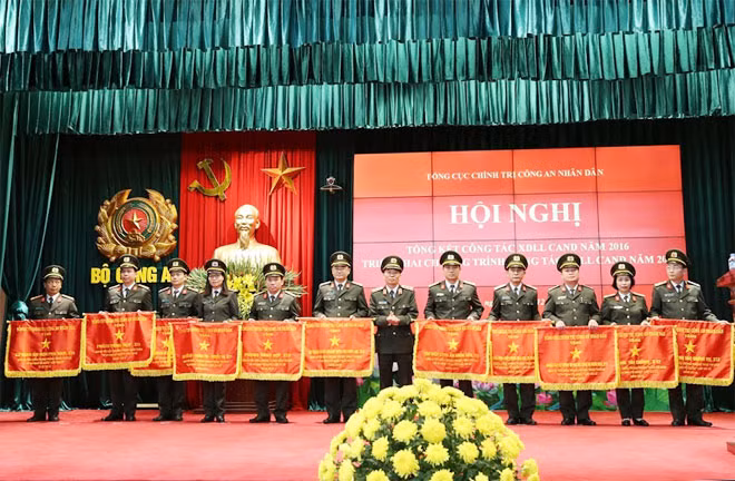 Trung tướng Trần Bá Thiều, Tổng cục trưởng Tổng cục Chính trị CAND trao thưởng cho các đơn vị cơ sở.