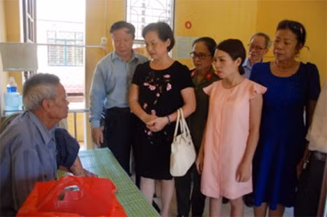 Nằm điều trị tại Bệnh viện đa khoa Đông Hưng, ông Nguyễn Duy Nguyên ở thôn Anh Dũng, xã Đông La cho biết: hai chân mình bị teo dần, cơ thể đau đớn từng đêm do bị nhiễm chất độc da cam. Ông Nguyên cảm động khi được đoàn công tác đến bệnh viện hỏi thăm và tặng quà trong tiết trời nóng nực. Nằm điều trị tại Bệnh viện đa khoa Đông Hưng, ông Nguyễn Duy Nguyên ở thôn Anh Dũng, xã Đông La cho biết: hai chân mình bị teo dần, cơ thể đau đớn từng đêm do bị nhiễm chất độc da cam. Ông Nguyên cảm động khi được đoàn công tác đến bệnh viện hỏi thăm và tặng quà trong tiết trời nóng nực.