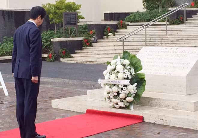 Thủ tướng Nhật Bản Shinzo Abe đã tới thăm Nghĩa trang tưởng niệm quốc gia Thái Bình Dương, nơi tưởng nhớ những người đã thiệt mạng trong khi phục vụ cho lực lượng vũ trang Mỹ. Ảnh: Japan Times.