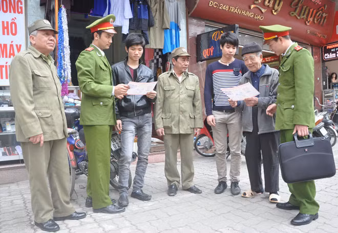 Công an tỉnh Nam Định trao đổi công việc với Ban bảo vệ dân phố.