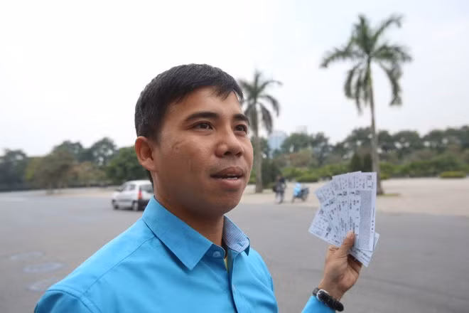 Anh Võ Văn Hưng từ Đô Lương, Nghệ An bắt đầu đi từ 20h hôm qua để ra Hà Nội, có mặt tại Mỹ Đình lúc 3h sáng. "Tôi cũng như nhiều người hâm mộ khác đều nóng lòng mua vé để được vào sân cổ vũ cho đội tuyển Việt Nam. Xếp hàng chờ đợi kiểu này cũng khổ, nhưng mà cũng sướng, sướng vì sắp được xem các cầu thủ của chúng ta thi đấu", CĐV này cho biết. Anh cũng khen cách tổ chức bán vé quy củ và chuyên nghiệp của Liên đoàn Bóng đá Việt Nam dịp này.